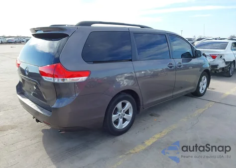 2012 Toyota Sienna Le V6 8 Passenger z USA, uszkodzony, nr VIN 5TDKK3DC5CS224598